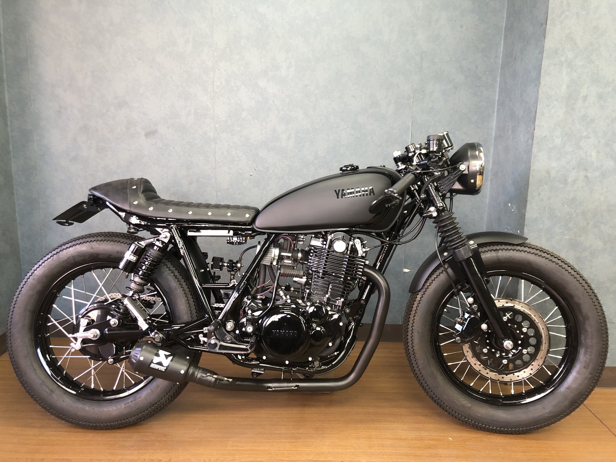 Black Cafe Racer Castom
