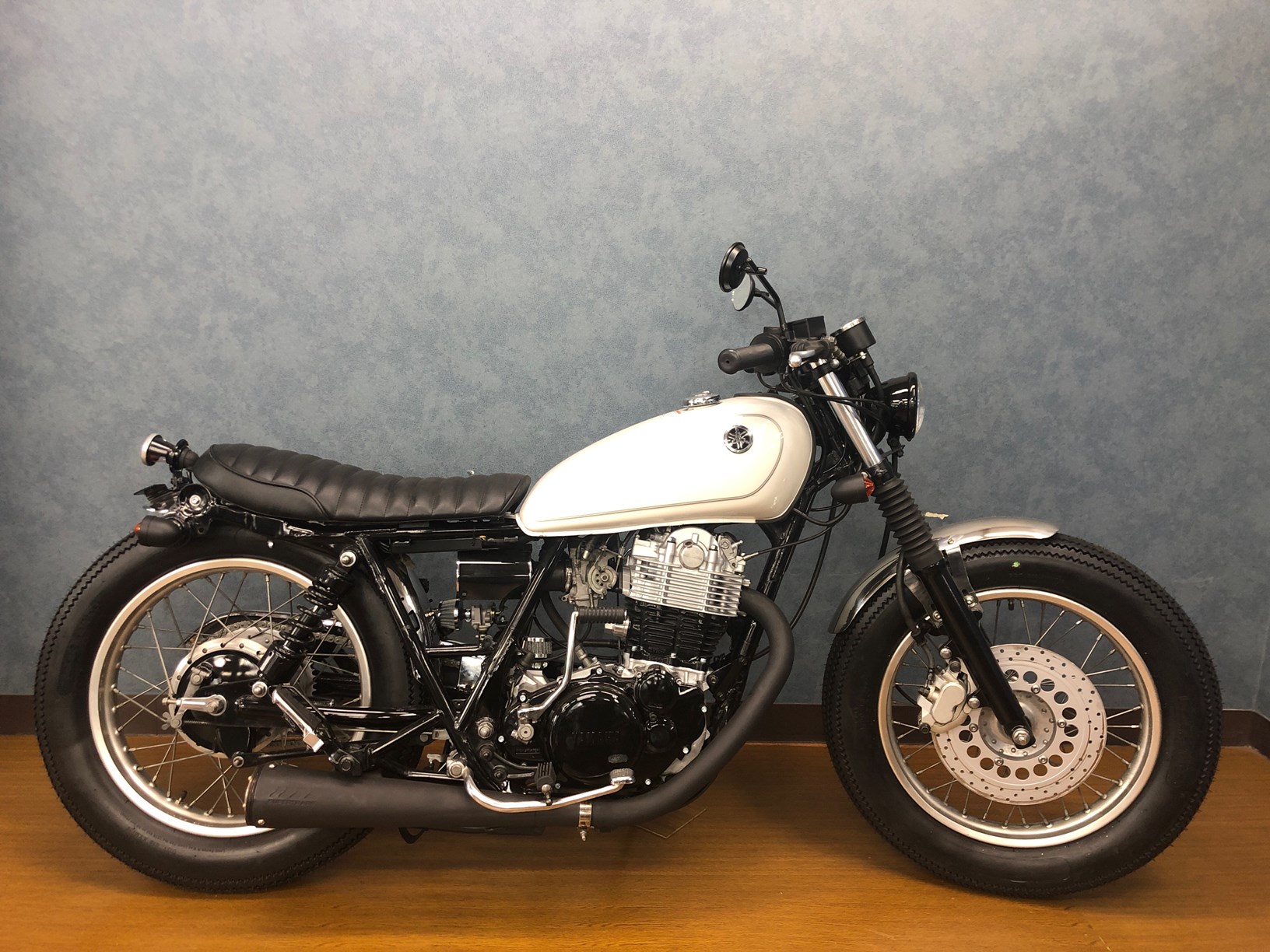 Bobber Castom White Ver